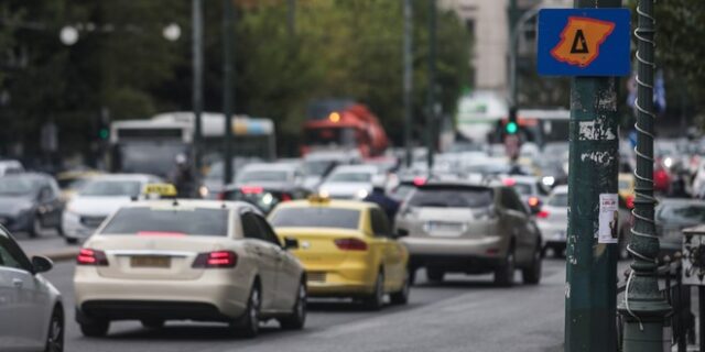 Κίνηση στους δρόμους: Καραμπόλα 4 οχημάτων κι ένας τραυματίας στην Κηφισίας – Μποτιλιάρισμα στο σημείο
