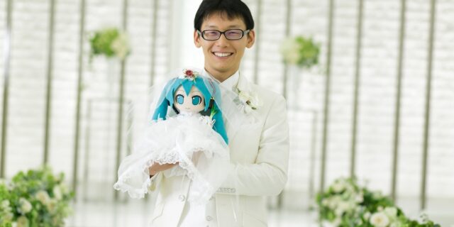 Ο fictosexual Ιάπωνας που παντρεύτηκε μια κούκλα