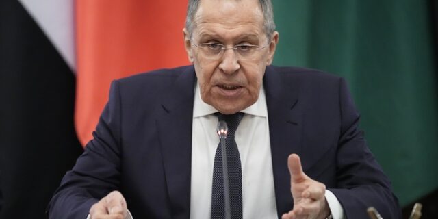 Λαβρόφ για Μπάιντεν: “Κάποιοι έχουν προβλήματα με τη συνείδησή τους”