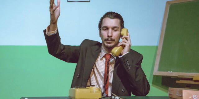 Είδαμε τη “Δεσποινίδα Μαργαρίτα” να ξεσπά τα καταπιεσμένα της ένστικτα σε παιδιά… δημοτικού