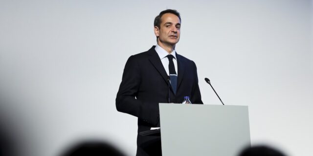 Από Πάσχα, καλοκαίρι: Ο οδικός χάρτης της κυβέρνησης