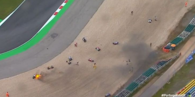 Καραμπόλα στο Moto GP2 – Πήρε φωτιά μοτοσικλέτα