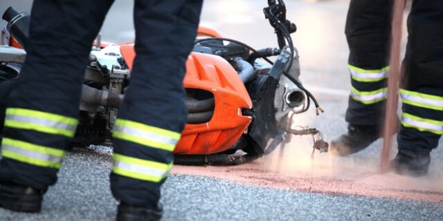 Θεσσαλονίκη: Μηχανή έπεσε σε σταθμευμένα οχήματα – Νεκρός ο 35χρονος οδηγός