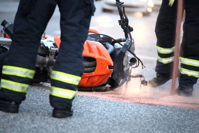 Θεσσαλονίκη: Μηχανή έπεσε σε σταθμευμένα οχήματα – Νεκρός ο 35χρονος οδηγός