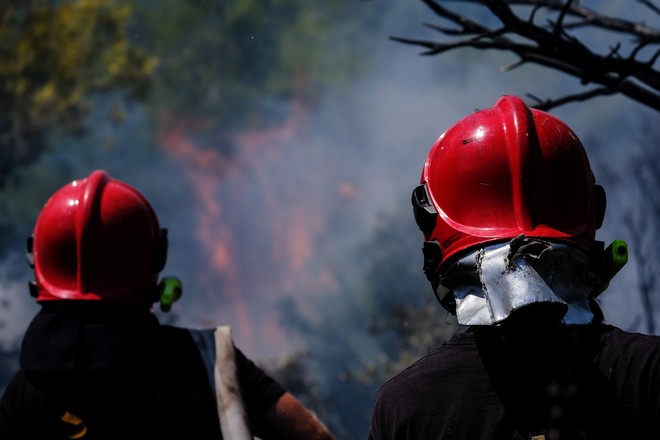 Φωτιά στο Κορωπί – Καίει σε χαμηλή βλάστηση