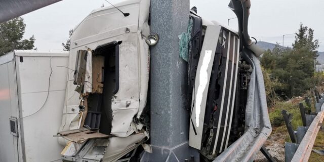 Λάρισα: Ένας νεκρός σε τροχαίο με νταλίκα