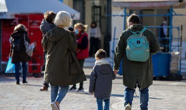 Επίδομα παιδιού Α21: Τη Μεγάλη Πέμπτη η επιπλέον δόση