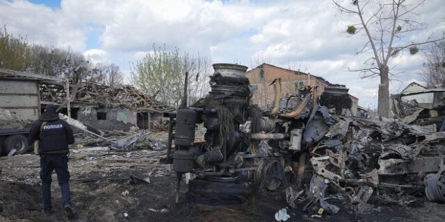 Ουκρανία: Ανελέητοι βομβαρδισμοί ανατολικά και νότια- Επιχείρηση διάσωσης από το Αζοφστάλ