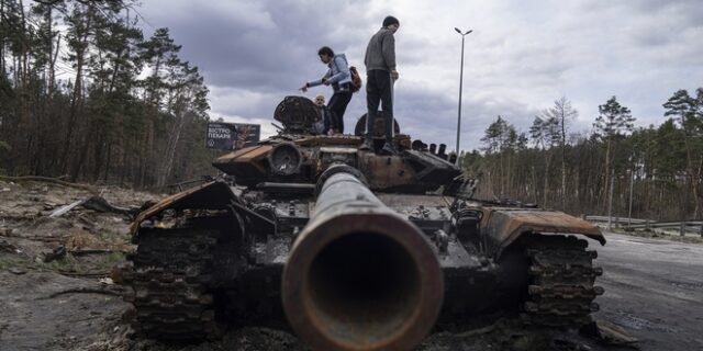 Ουκρανία: Ο Λαβρόφ “πετάει” το μπαλάκι στο Κίεβο για τις συνομιλίες – Εγκλωβισμένοι άμαχοι στη Μαριούπολη