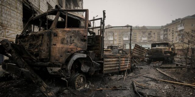 Ουκρανία: Καταγγελίες για “χρήση χημικών όπλων” στη Μαριούπολη – “Δεν έχουμε όπλα”, λέει ο Ζελένσκι
