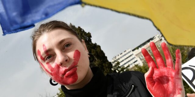 Συγκέντρωση ουκρανών έξω από τη Βουλή κατά την ομιλία Ζελένσκι