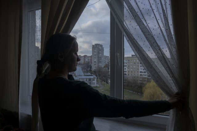 Ουκρανία: Οι γυναίκες προσεύχονται και επιστρέφουν στην πατρίδα τους παρά τον κίνδυνο