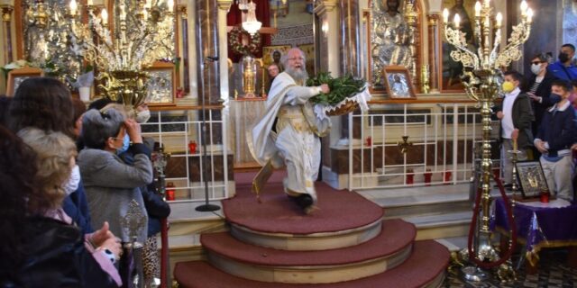 Πάσχα 2022: Ο “ιπτάμενος” ιερέας της Χίου έκανε την πρώτη Ανάσταση