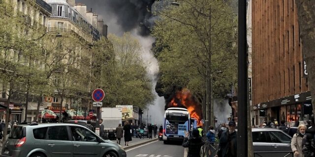 Παρίσι: Λεωφορείο άρπαξε φωτιά σε κεντρική λεωφόρο