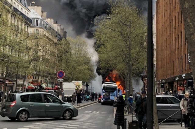 Παρίσι: Λεωφορείο άρπαξε φωτιά σε κεντρική λεωφόρο
