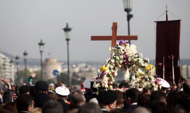 Θεσσαλονίκη: Σε κλίμα κατάνυξης η πρώτη περιφορά Επιταφίου