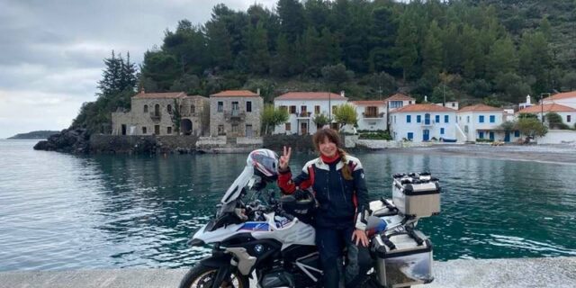 Η Πολυτίμη Μπόζνου ταξιδεύει με μηχανή στην Ουκρανία για να βοηθήσει τους πρόσφυγες