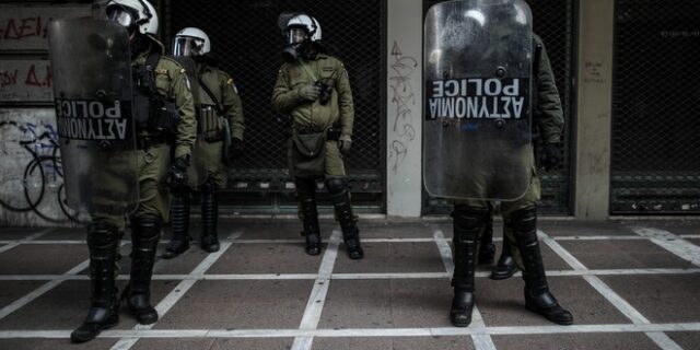 Ένταση σε πορεία στο κέντρο της Αθήνας – Τραυματίστηκαν τρεις αστυνομικοί