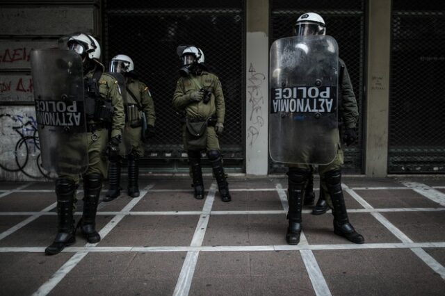 Ένταση σε πορεία στο κέντρο της Αθήνας – Τραυματίστηκαν τρεις αστυνομικοί