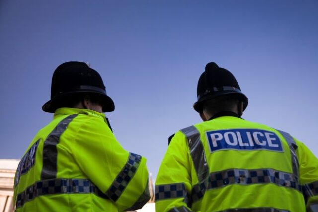 Βρετανία: Συνελήφθη αστυνομικός που επιχείρησε να αποπλανήσει 13χρονη με σοκολατάκια