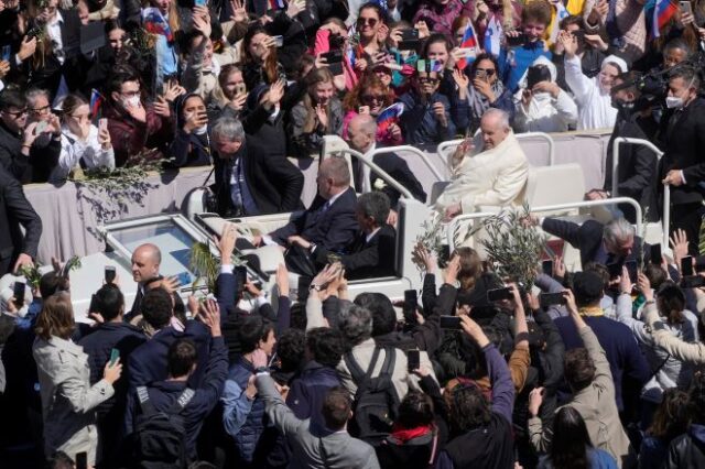 Πάπας: Λειτουργία με πιστούς στο Βατικανό μετά από δυο χρόνια – Το μήνυμά του για την Ουκρανία