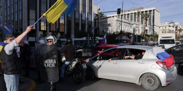 Παράλληλες πορείες στην Αθήνα υποστηρικτών Ρωσίας και Ουκρανίας