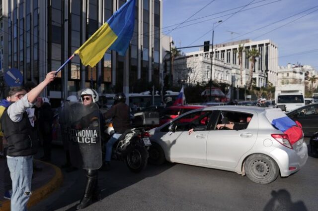 Παράλληλες πορείες στην Αθήνα υποστηρικτών Ρωσίας και Ουκρανίας