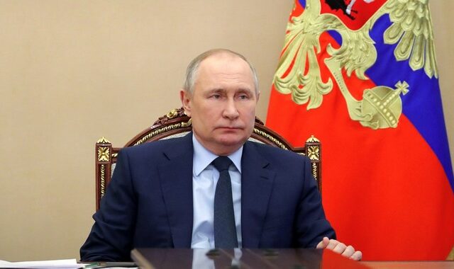 Πορτρέτο του Πούτιν με εικόνες του πολέμου στην Ουκρανία