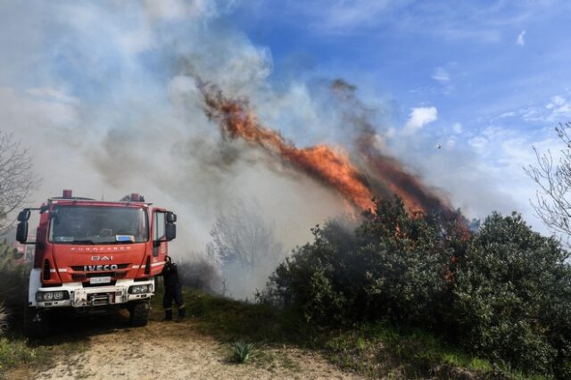 Φωτιές σε Ηλεία, Κορινθία και Ρόδο, όπου κάηκε ένα σπίτι και έγινε μερική εκκένωση σε χωριό