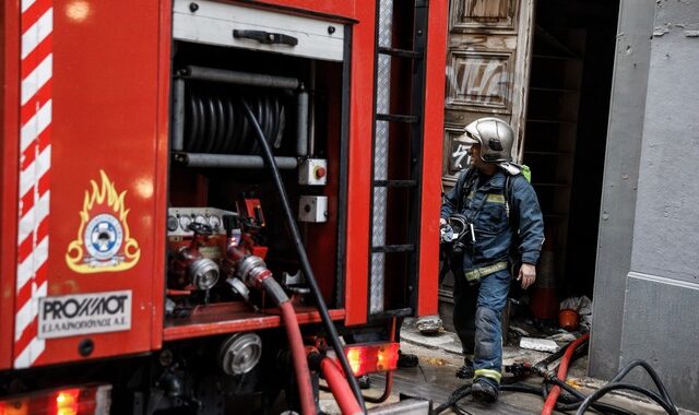 Φωτιά σε μονοκατοικία στην Αρτέμιδα