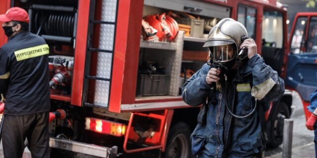 Αμπελόκηποι: Φωτιά σε δώμα στον τελευταίο όροφο πολυκατοικίας