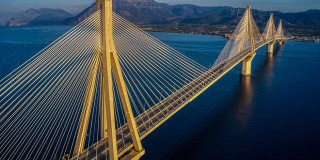 Άνδρας έπεσε από τη γέφυρα Ρίου-Αντιρρίου – Σε εξέλιξη έρευνες για τον εντοπισμό του