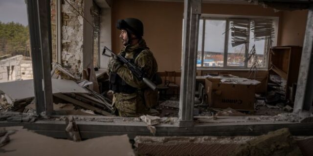 Πόλεμος στην Ουκρανία: Πάνω από 130 άμαχοι βρέθηκαν νεκροί σε ομαδικό τάφο στο Μακάριφ