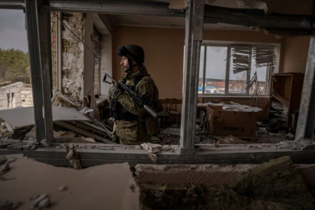 Πόλεμος στην Ουκρανία: Πάνω από 130 άμαχοι βρέθηκαν νεκροί σε ομαδικό τάφο στο Μακάριφ