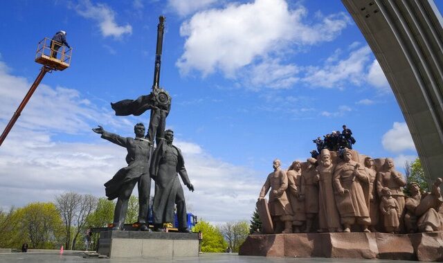 Κίεβο: Ο δήμαρχος γκρέμισε μνημείο – σύμβολο της ρωσοουκρανικής φιλίας