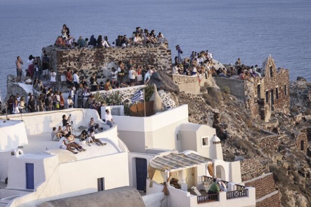 “Πόλεμος” βρετανικών εταιρειών για το ποιος θα φέρει τους περισσότερους Άγγλους τουρίστες στην Ελλάδα