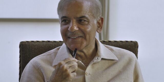 Πακιστάν: Ο Σαχμπάζ Σαρίφ εξελέγη νέος πρωθυπουργός