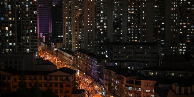 Lockdown στη Σαγκάη: Κάτοικοι ουρλιάζουν στα μπαλκόνια – “Μη τραγουδάτε στα παράθυρα” ακούγεται από drone