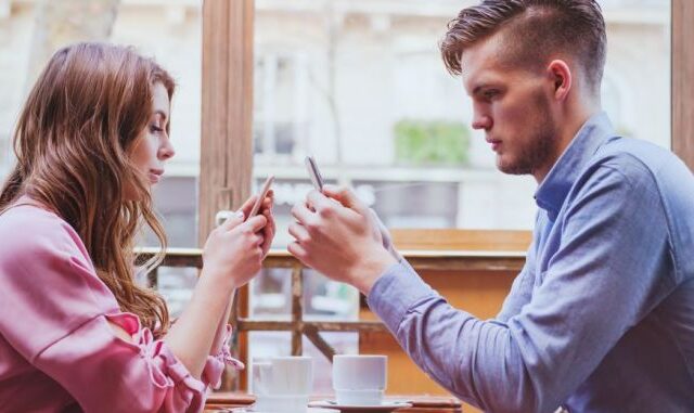 Είναι το phubbing η νέα κανονικότητα στις κοινωνικές σχέσεις;