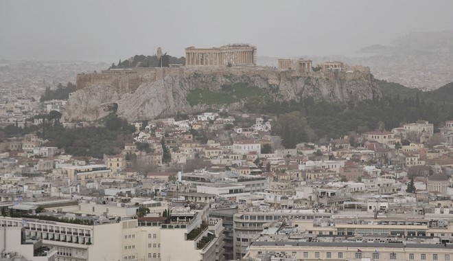 Καιρός: “Πνιγμένη” στη σκόνη η Αθήνα – Πότε θα καθαρίσει η ατμόσφαιρα