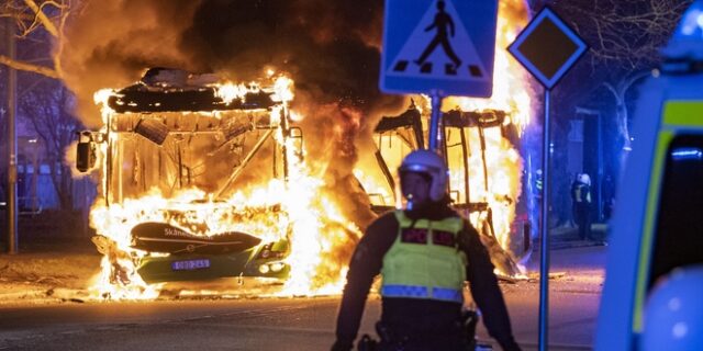 Σουηδία: 26 συλλήψεις για τα επεισόδια σχετικά με το κάψιμο του Κορανίου – Τρεις τραυματίες από αστυνομικά πυρά