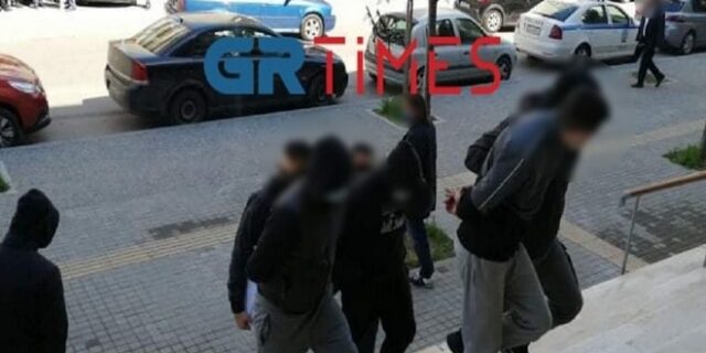 Θεσσαλονίκη: Κακουργηματική δίωξη στους τρεις συλληφθέντες για το οπαδικό επεισόδιο στη Σταυρούπολη