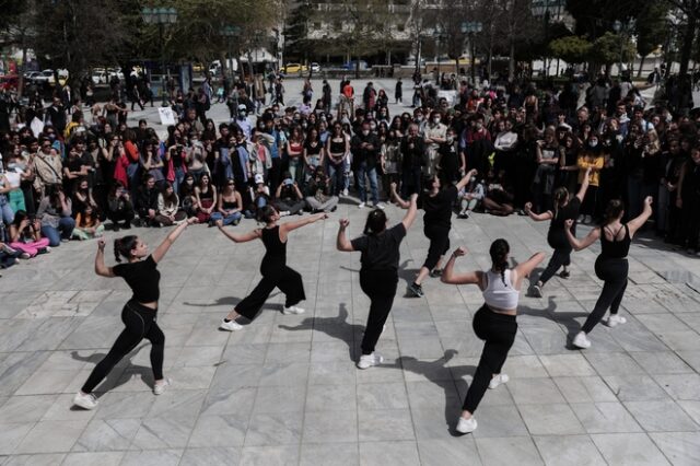 Σύνταγμα: Διαμαρτυρία μαθητών καλλιτεχνικών σχολείων
