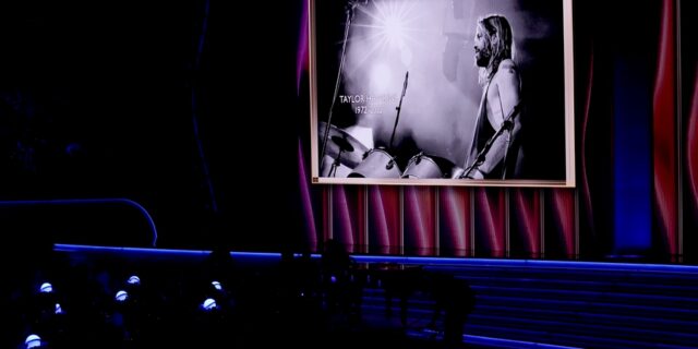Grammy: Τρία βραβεία για τους Foo Fighters – Η συγκίνηση για τον Taylor Hawkins και το μπλουζάκι της Billie Eilish