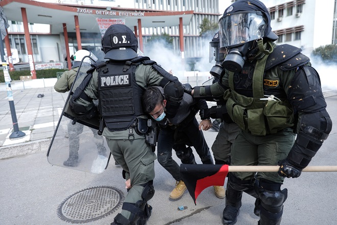 Θεσσαλονίκη: Νέα επεισόδια μεταξύ φοιτητών και αστυνομίας στο ΑΠΘ – Μία προσαγωγή