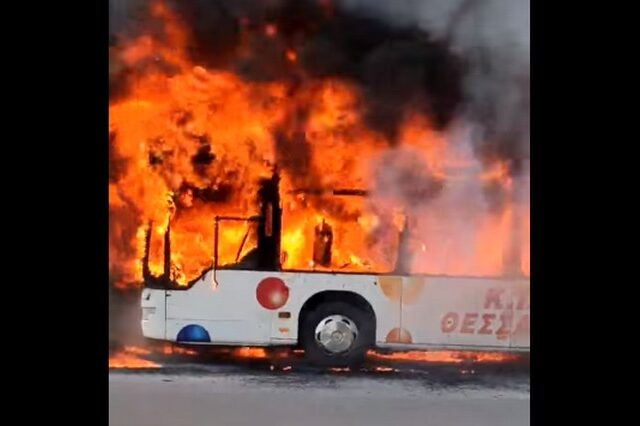Βίντεο: Λεωφορείο εν κινήσει έπιασε φωτιά στη Θεσσαλονίκη