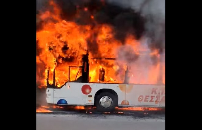 Βίντεο: Λεωφορείο εν κινήσει έπιασε φωτιά στη Θεσσαλονίκη