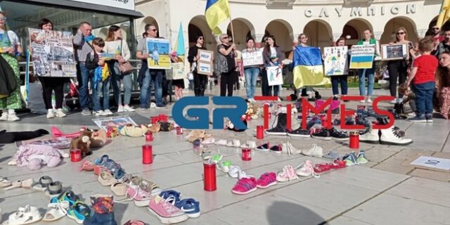 Θεσσαλονίκη: Η Αριστοτέλους γέμισε παιδικά παπούτσια για τα παιδιά – θύματα του πολέμου στην Ουκρανία