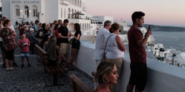 Χιλιάδες τουρίστες καταφτάνουν στα ελληνικά νησιά από όλη την Ευρώπη