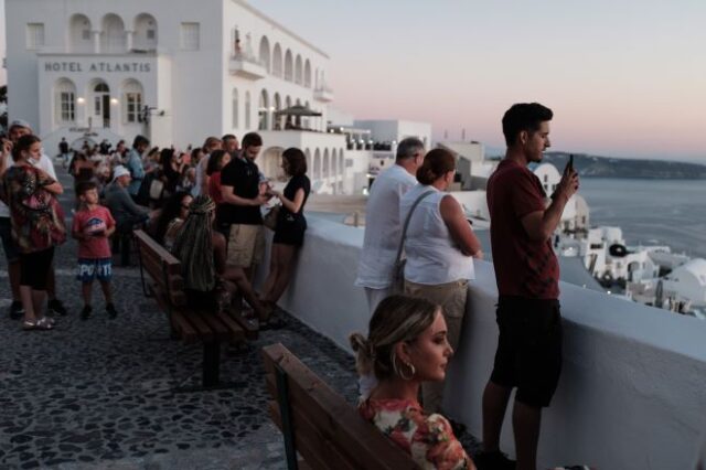 Χιλιάδες τουρίστες καταφτάνουν στα ελληνικά νησιά από όλη την Ευρώπη